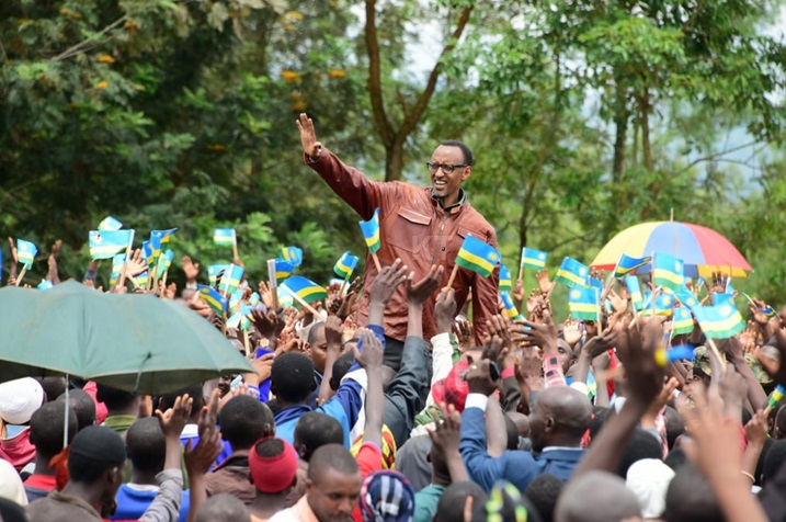 Perezida Kagame yabemereye atazuyaje ko bazabona umuhanda wa kaburimbo