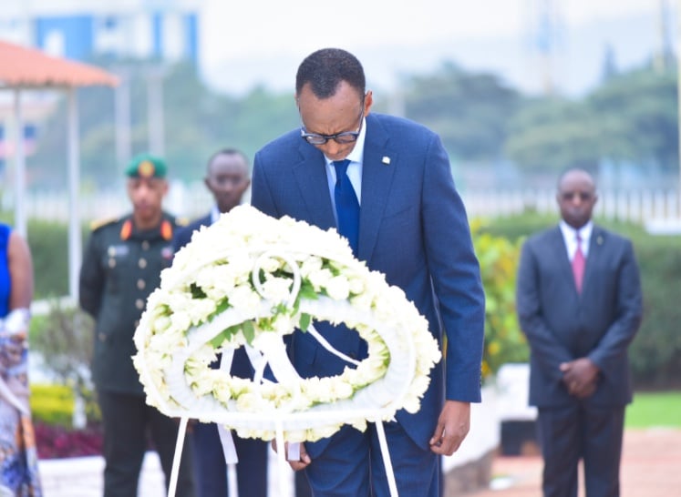 Perezida Kagame yunamiye Intwari zishyinguye ku gicumbi cy