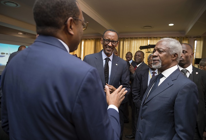 Koffi Annan (ufite imvi) wigeze kuyobora Loni nawe yari yitabiriye inama.