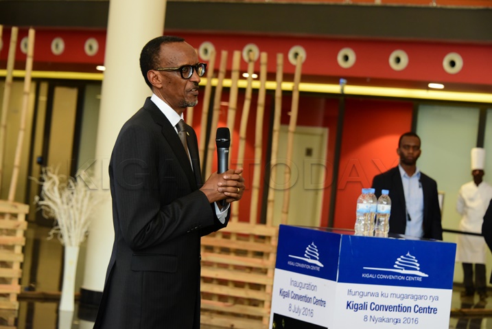 Perezida Kagame ageza ijambo ku bari bitabiriye itahwa rya Kigali Convention Center.