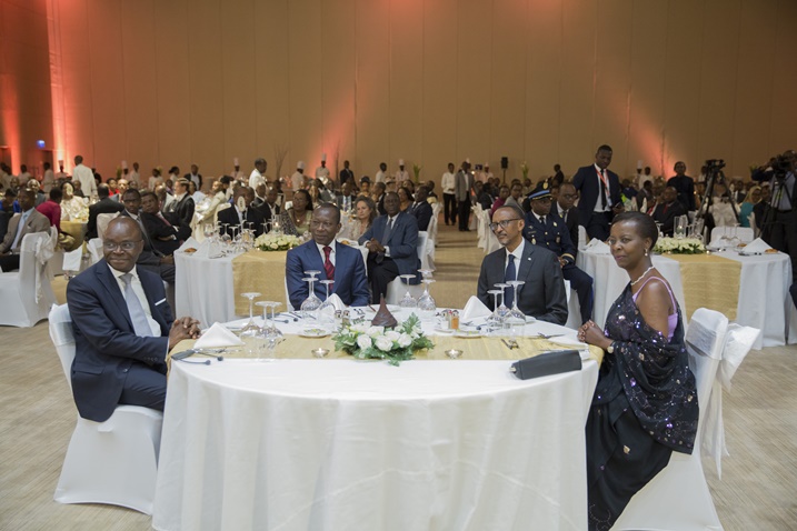 Perezida Kagame yatangaje ko RwandAir yiteguye gutangira ingendo muri Benin, ubwo yakiraga ku meza Perezida w'iki gihugu, Patrice Talon.