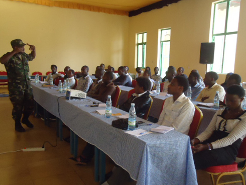 Mbere ya Students on field, abahagarariye abanyeshuri bo mu mashuri makuru na za kaminuza bahuguwe ku buryo bazabyitwaramo.