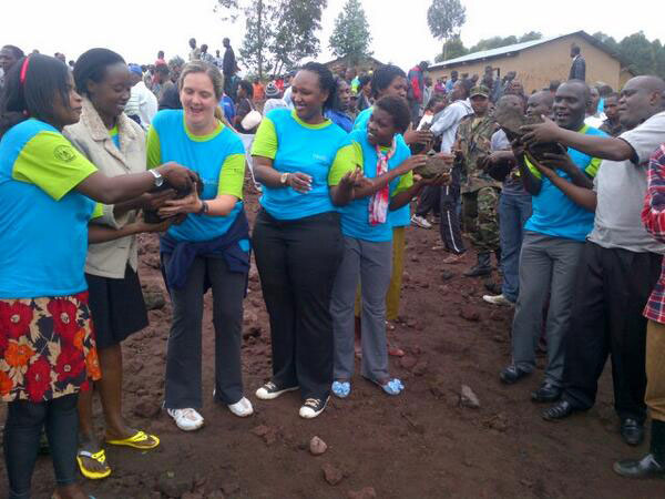 I Busogo mu karere ka Musanze, uhagarariye UNICEF mu Rwanda yahakoreye umuganda.