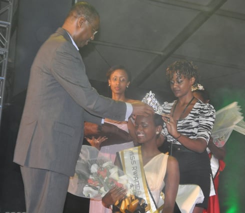 Miss Rwanda 2012 (Kayibanda Mutesi Aurore) yambikwa ikamba na Minisitiri w'umuco na siporo.
