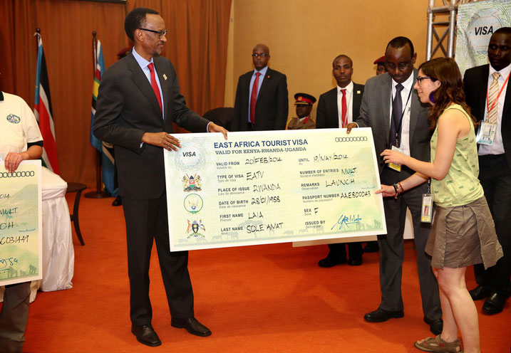 Perezida Kagame ashyikiriza umukerarugendo visa izamwemerera ko kugera muri Kenya na Uganda.