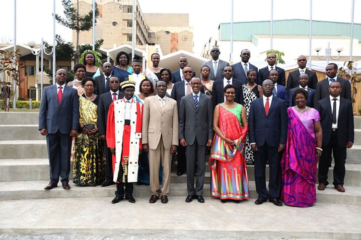 Perezida Kagame yakiriye indahiro z'abayobozi ba Guverinoma nshya iyobowe na Minisitiri Anastase Murekezi.