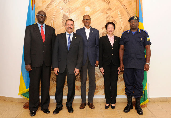 Perezida Kagame, Minisitiri w'Ubutabera n'umuyobozi wa Polisi y'u Rwanda bakiriye abayobozi ba Interpol.