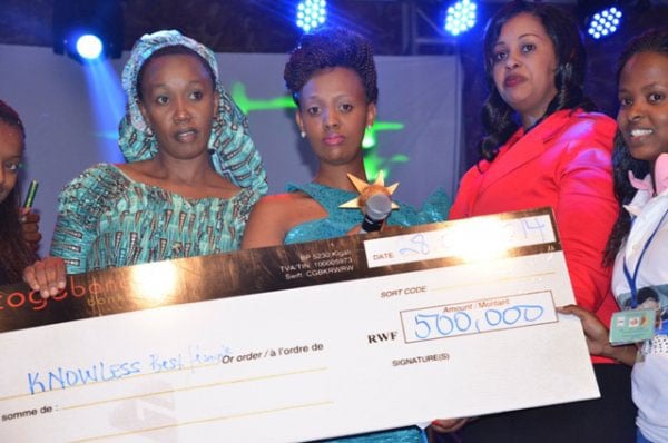 Knowless hagati ya Theonestine (umukozi wa Cogebank yateye inkunga Salax Awards) na Tijala(Umunyamakuru) bamushyikirije igihembo.