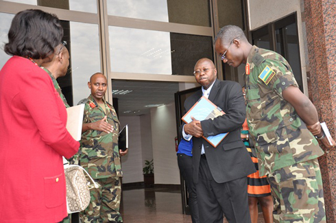 Uhagarariye UN mu Rwanda (uwa kabiri uhereye iburyo) hamwe n'abayobozi muri minisiteri y'ingabo.