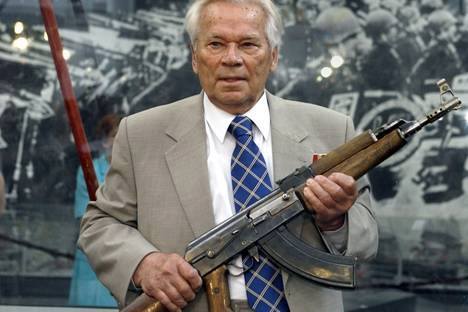 Mikhail Kalashnikov yerekana imbunda AK-47 yaje kumwitirwa.