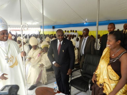 Minisitiri w'Intebe, Dr Pierre Damien Habumuremyi, ajya gusuhuzanya na Musenyeri mushya Antoine Kambanda