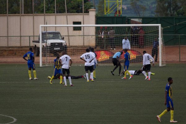 Mubumbyi Barnabé amaze gushyirwa hasi mu rubuga rw'Amahina byahesheje APR FC Penaliti.
