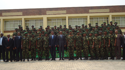 Perezida Paul Kagame, Minisitiri w'Ingabo, Umugaba Mukuru w'Ingabo hamwe n'abandi basirikare bakuru bitabiriye umuhango wo gutangiza ishuri rya RDF Senior Command and Staff College.