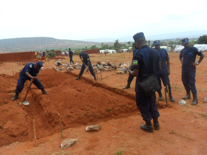 Polisi iracukura imisingi wo kubakamo inzu igenewe Abanyarwanda birukanwe muri Tanzaniya.