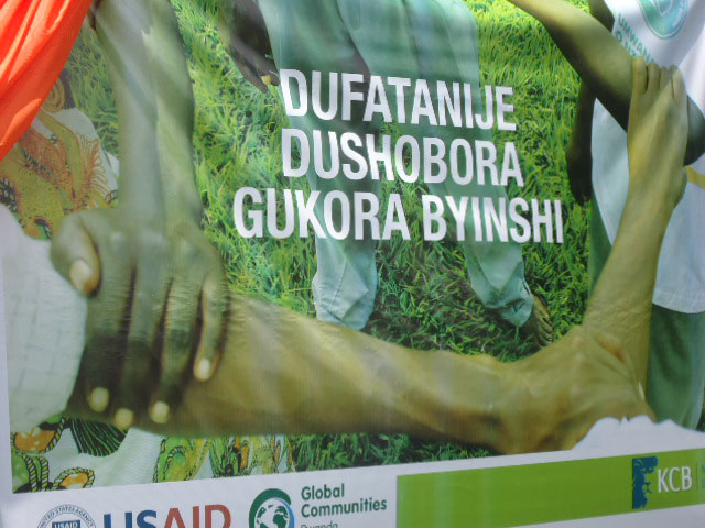 Ubutumwa bwagejejwe ku baturage baba mu matsinda ya USAID Ejo heza ni uko bafatanya.