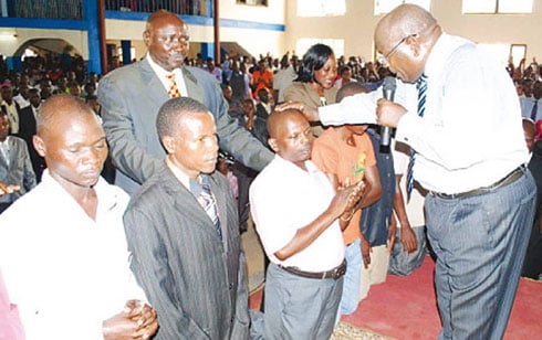 Ubwo Kayibanda yakiraga agakiza mu mwaka 2011 muri Uganda, arambitsweho ibiganza na pasiteri Joseph Sserwadda mu rusengero rwitwa Victory Church.