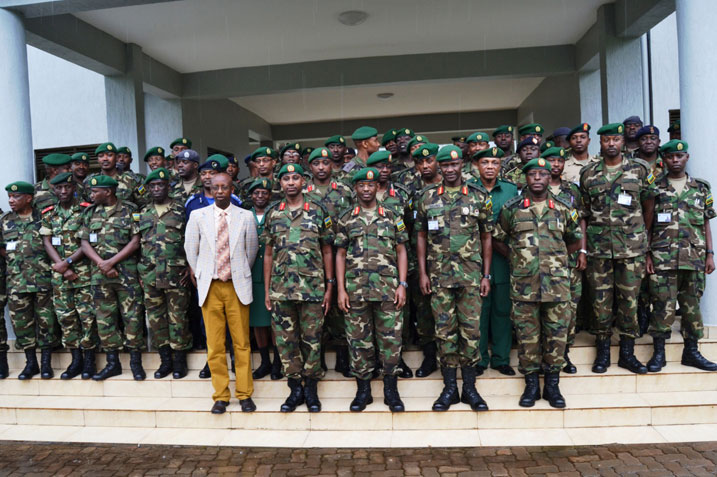 Umugaba w'ingabo zo ku butaka,Maj. Gen Frank Mushyo Kamanzi, afatana ifoto y'urwibutso n'abasirikare baje kwiyungura ubwenge mu ishuri Rwanda Peace Academy.