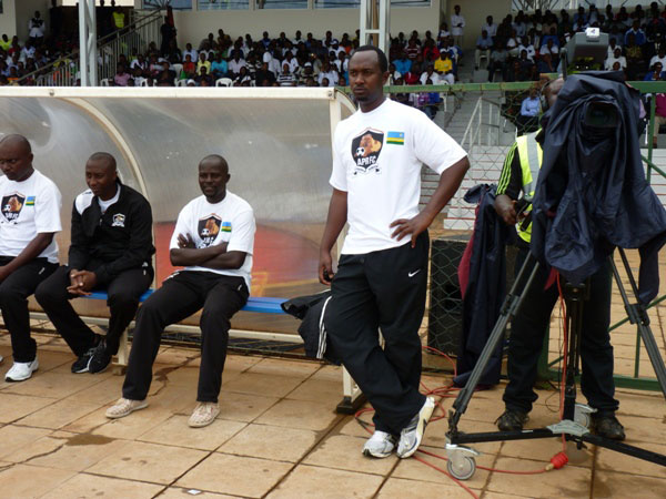 Umutoza wa APR FC Mashami Vincent (uhagaze) yizeye gutwara ibikombe bibiri.