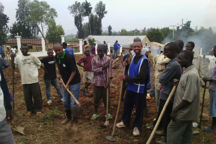 Umuyobozi w'akarere ka Nyanza Bwana Murenzi Abdallah (wambaye bote) yifatanyije n'abaturage mu gikorwa cy'umuganda.