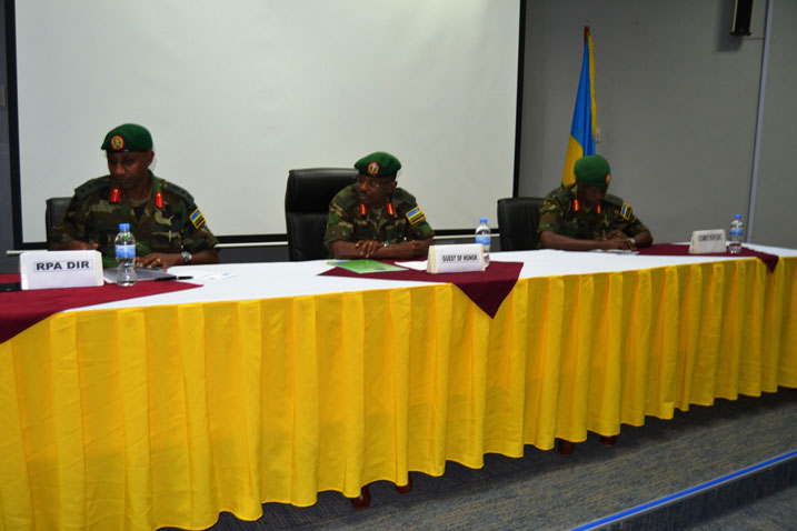 Umuyobozi wa Rwanda Peace Academy, Col. Rutaremara Jill, ari kumwe na Maj. Gen. Kamanzi ndetse n'umuyobozi w'Ishuri rikuru rya Gisirikare mu muhango wo gufungura amahugurwa ku kugarura amahoro.