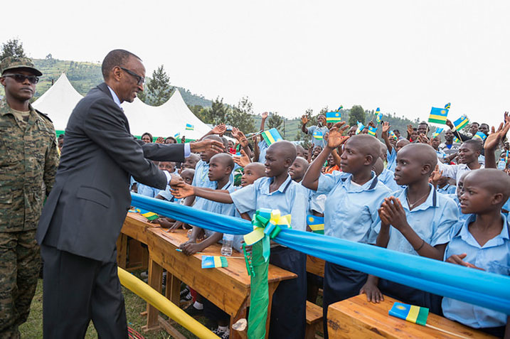 Abana bari bishimiye Perezida Kagame bose bashaka kumukora mu ntoki.