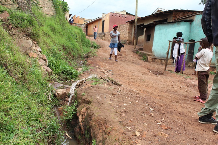 Abatuye muri aka gace barasaba ubuyobozi kugira icyo bukora kugira ngo amazi ava mu maduka n