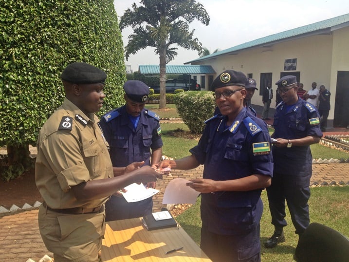 ACP Kuramba ashyikiriza ACP Lawot amafaranga polisi y'u Rwanda yafatiye mu gihugu imbere.