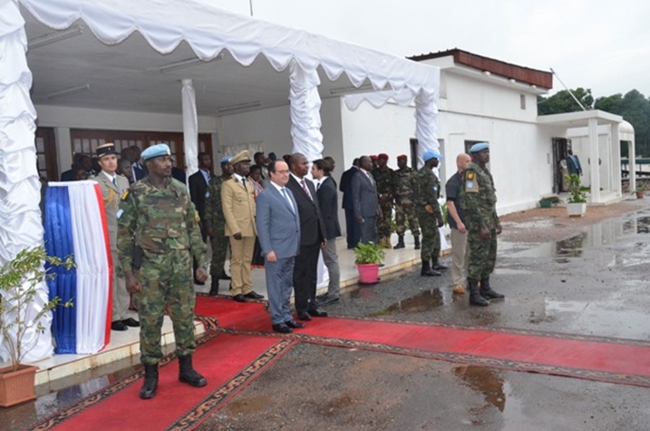 Perezida Hollande yari arinzwe n'Ingabo z'u Rwanda (RDF).