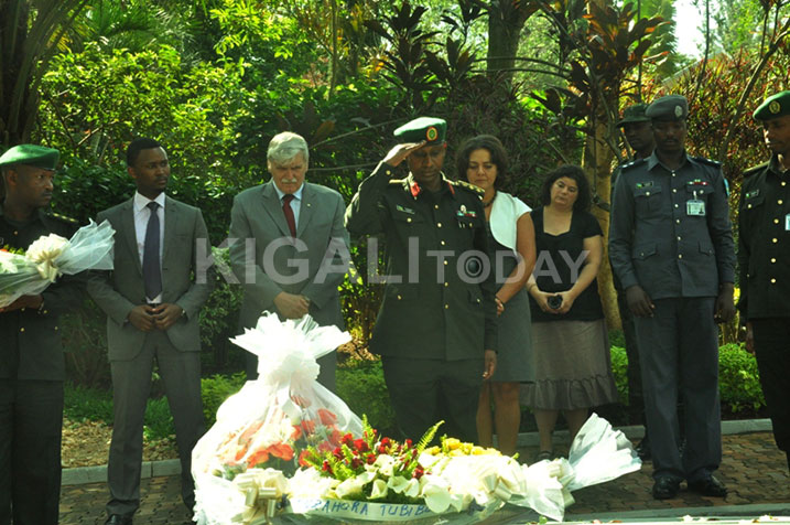 Lt. Gen. Dallaire na Col Jules Rutaremara bunamiye abashyinguye mu Rwibutso rwa Jenoside rwa Kigali.