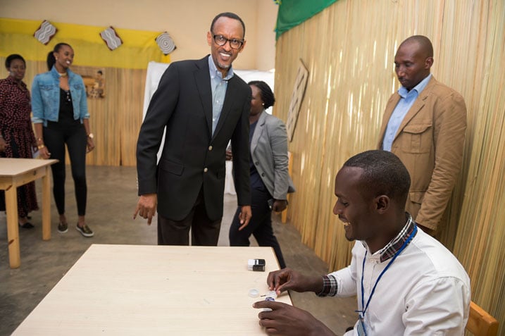 Aha Perezida Kagame yari akigera mu Biro by'Itora.