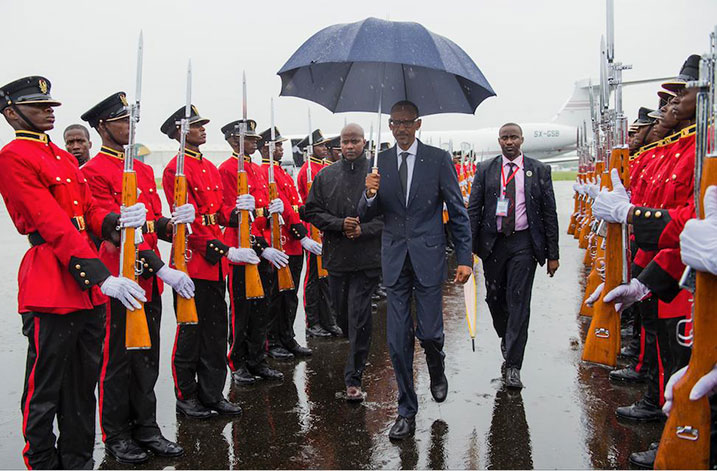 Perezida Kagame yageze muri Tanzaniya yitabiriye inama ya 13 idasanzwe y'abakuru b'ibihugu bigize EAC.