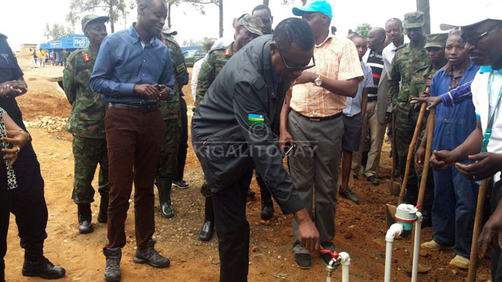 Gen James Kabarebe mu muhango wo gutangiza Army Week i Nyagatare baha amazi abaturage