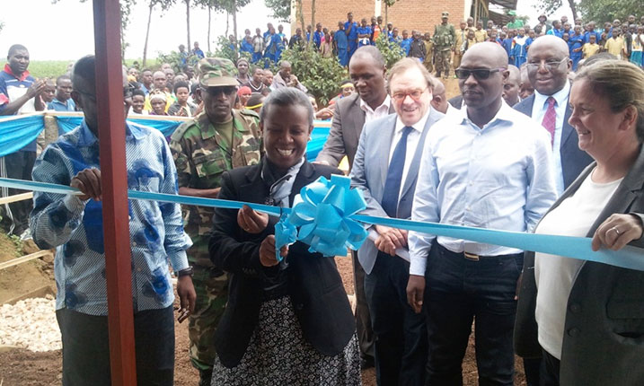 Hon. Kamayirese n'abayobozi ba UNICEF na Aquavirunga bataha umuyoboro w'amazi i Cyanzarwe.