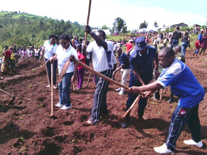 Minisitiri Kanimba n'abadepite batandukanye bifatangije n'abaturage bo mu karere ka Gisagara mu murenge wa Kibirizi ahakozwe amaterase mu kagari ka Muyira.