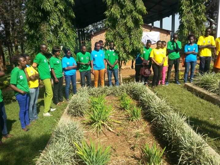 Urubyiruko rwakoreye igikorwa cy'umuganda ku rwibutso rwa Ntarama mu karere ka Bugesera rwabanje gufata umunota wo kunamira imibiri y'abashyinguye muri uru rwibutso.