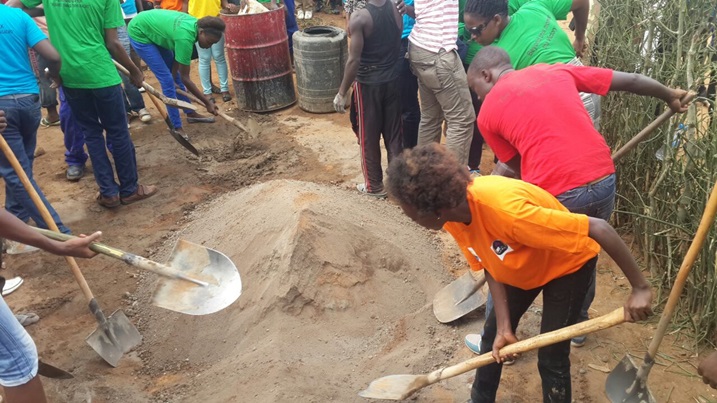 Bamwe bavanganga umucanga mu gihe abandi bubakaga inzu yari yaratangiye kwangirika.