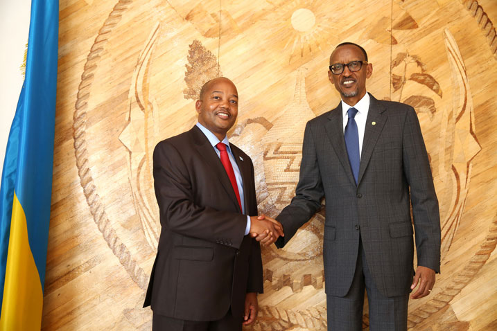 Perezida Kagame yakira Amb John Moreti wa Botswana mu Rwanda.