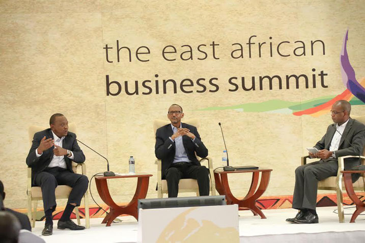 Perezida wa Kenya, Uhuru Kenyatta na Perezida w'u Rwanda Paul Kagame mu nama ya East African Business Forum iri kubera i Kigali.