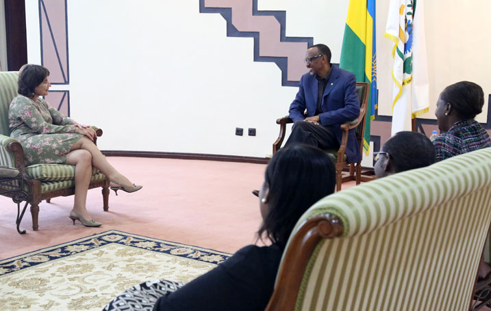 Perezida Kagame n'abandi bayobozi barimo Minisitiri mushikiwabo baganira na Minisitiri w'igihugu cy'u Buholandi ushinzwe iterambere n'ubucuruzi mpuzamahanga, Lilianne Ploumen.