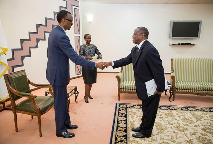 Ambasaderi mushya wa Tanzania yakirwa muri Village Urugwiro na Perezida Kagame.