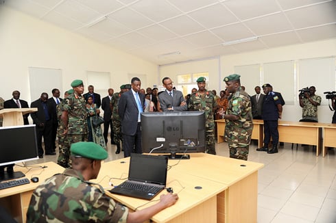 Kagame asobanurirwa ikoranabuhanga rikoreshwa muri RDF Senior Command and Staff College.