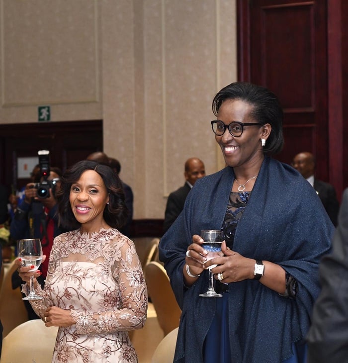 Madame Jeannette Kagame na mugenzi we wo muri Botswana basangira