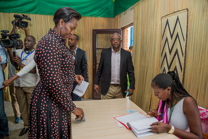 Madamu Jeannette Kagame na we yajyanye n'umugabo we gutora Referandumu.