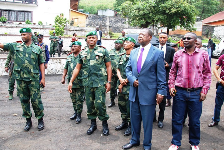 Minisitiri Mende n'Abayobozi b'Ingabo bari i Goma kureba abarwanyi ba FDLR bafashwe.