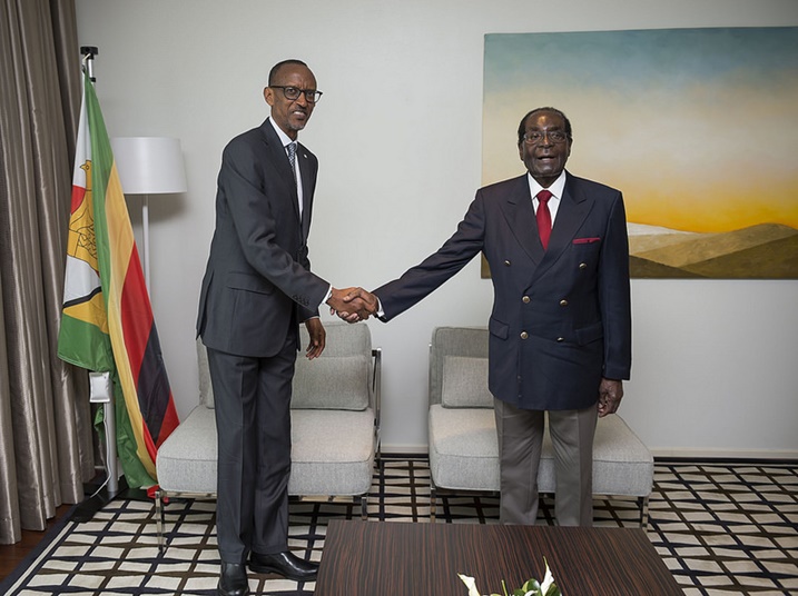 Perezida Robert Mugabe wa Zimbabwe ubwo yakirwaga na Perezida Paul Kagame.