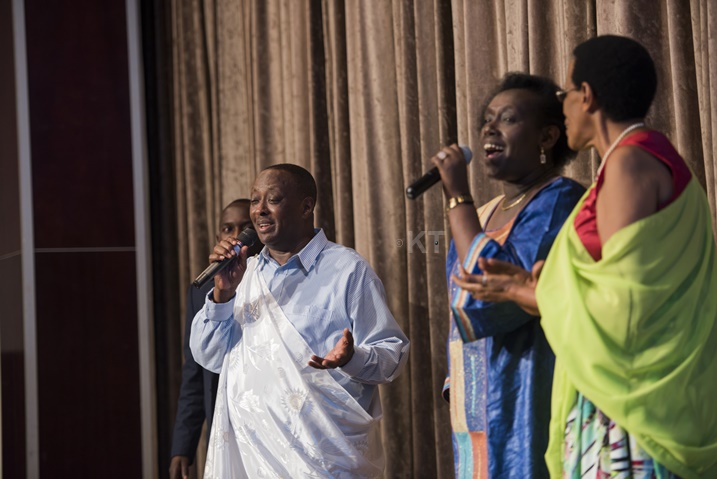 Muyango Jean Marie (ibumoso) na Mariya Yohana (iburyo), abatoza b'Urukerereza ubwo bari mu gitaramo cy'Urukerereza mu mpera z'umwaka ushize wa 2015.