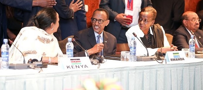 Perezida Kagame yaraye ageze i Addis Ababa aherekejwe na Minisitiri Mushikiwabo.