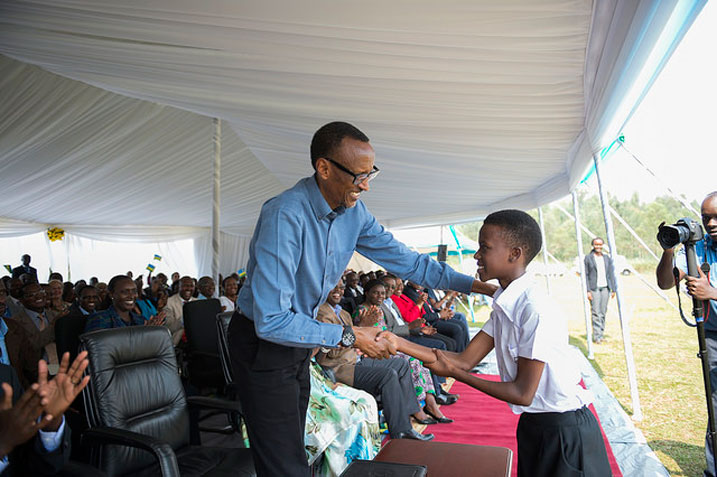 Perezida Kagame akora mu ntoki z'umwana w'imyaka 11 wavuze umuvugo mwiza cyane.