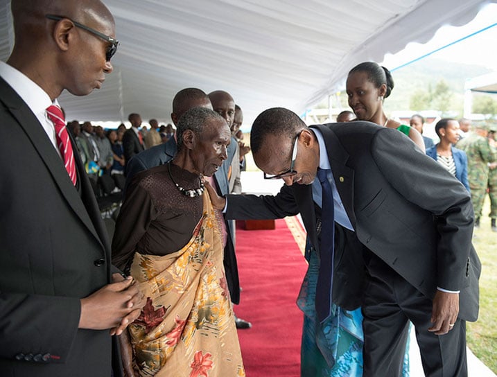 Perezida Kagame ateze amatwi umukecuru. Uyu mukecuru ngo ni Umugandekazi wabikiraga Inkotanyi intwaro mu gihe cy'urugamba rwo kwibohora.