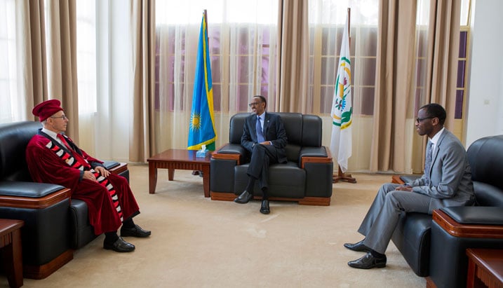 Perezida Kagame na Minisitiri w'Uburezi babanje kuganira n'ubuyobozi bwa Kaminuza y'u Rwanda.